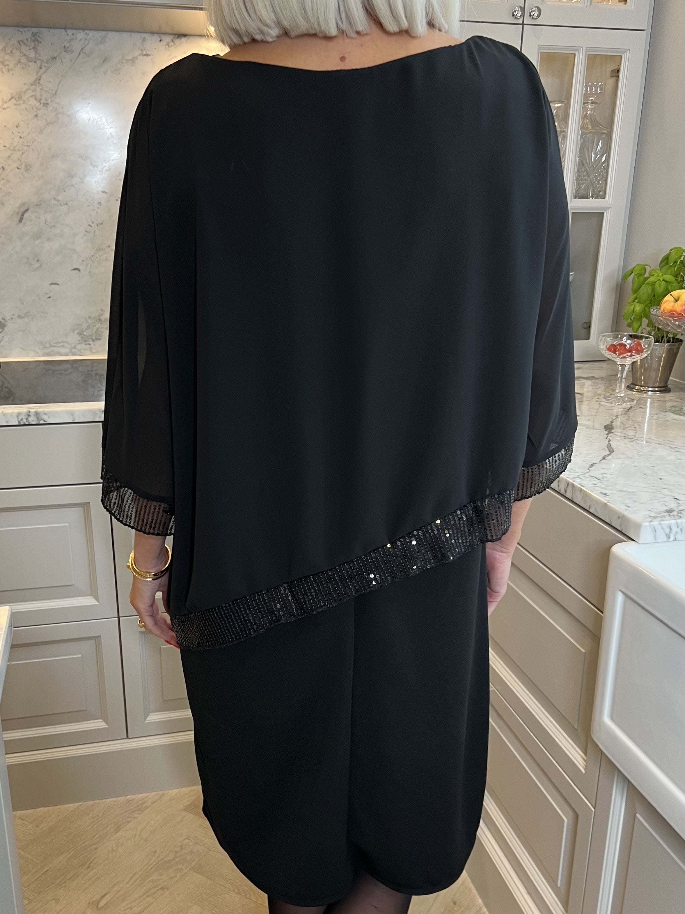 Amna - Elegant kjole med pailletkant